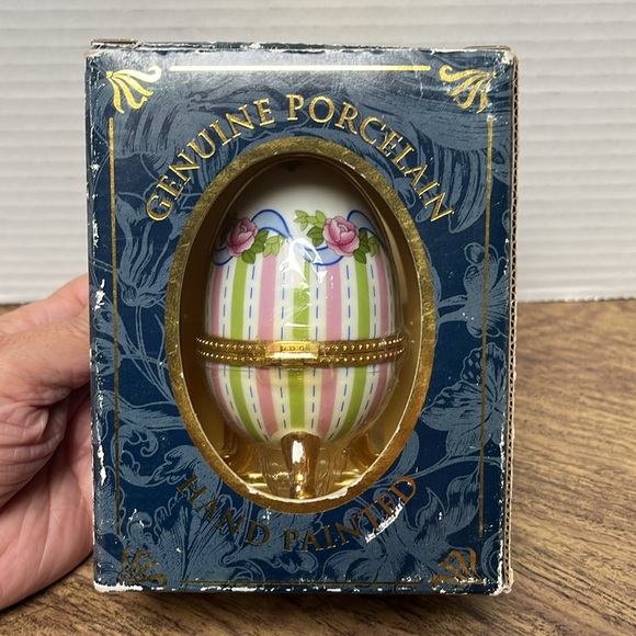 Genuine Porcelain Hand Painted Footed Egg Trinket/Jewelry Box - Picture 3 of 13